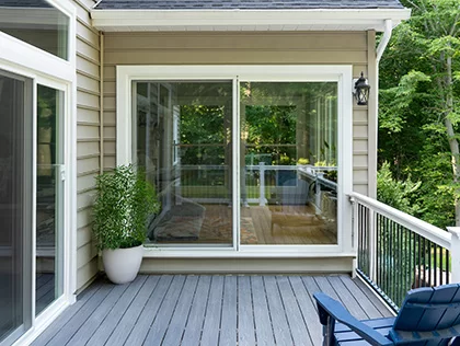 7000 series door in white